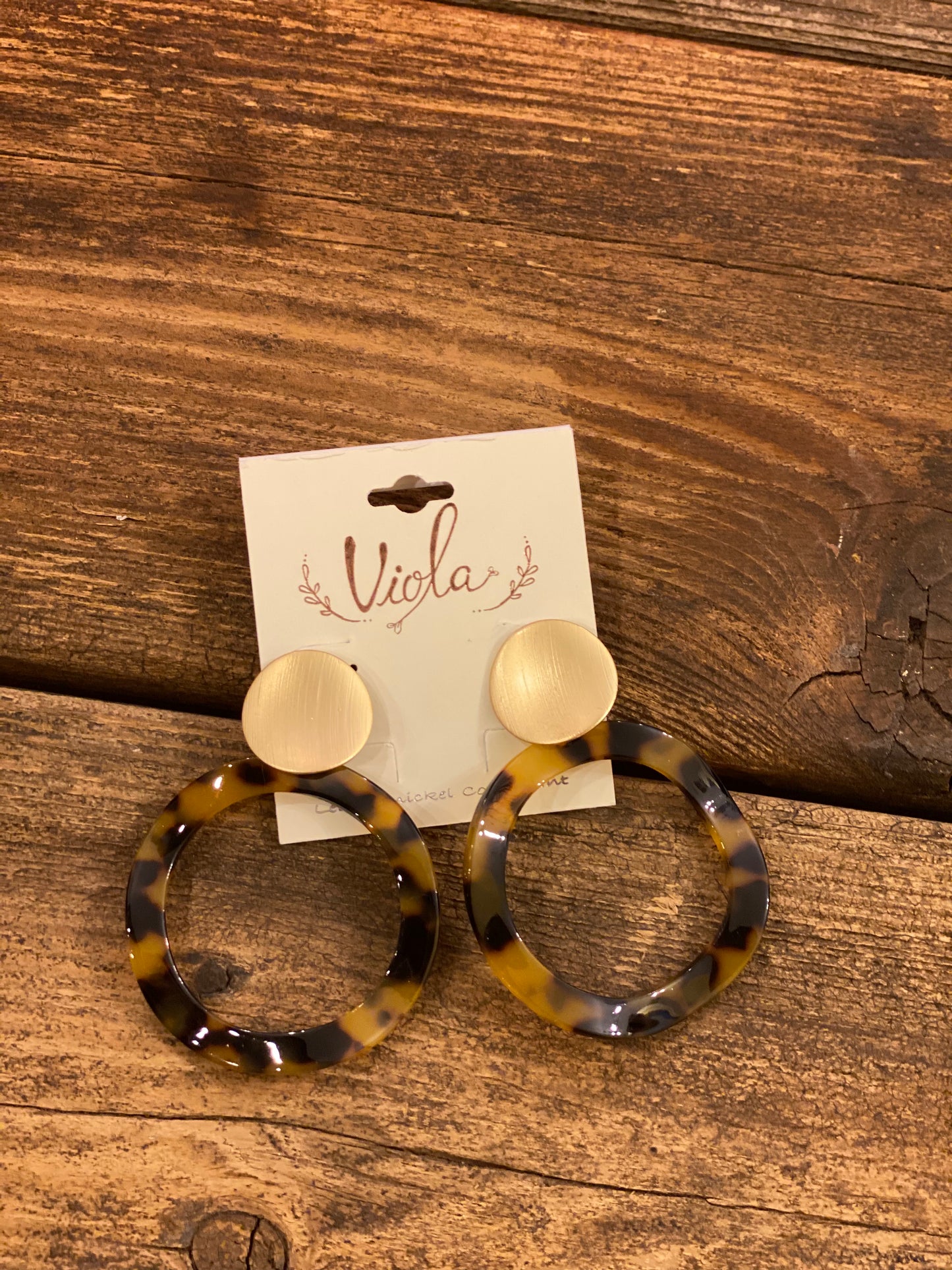 Tortoise Shell Resin Hoop Earrings” or “Vintage-Style Acrylic Leopard Print Hoops